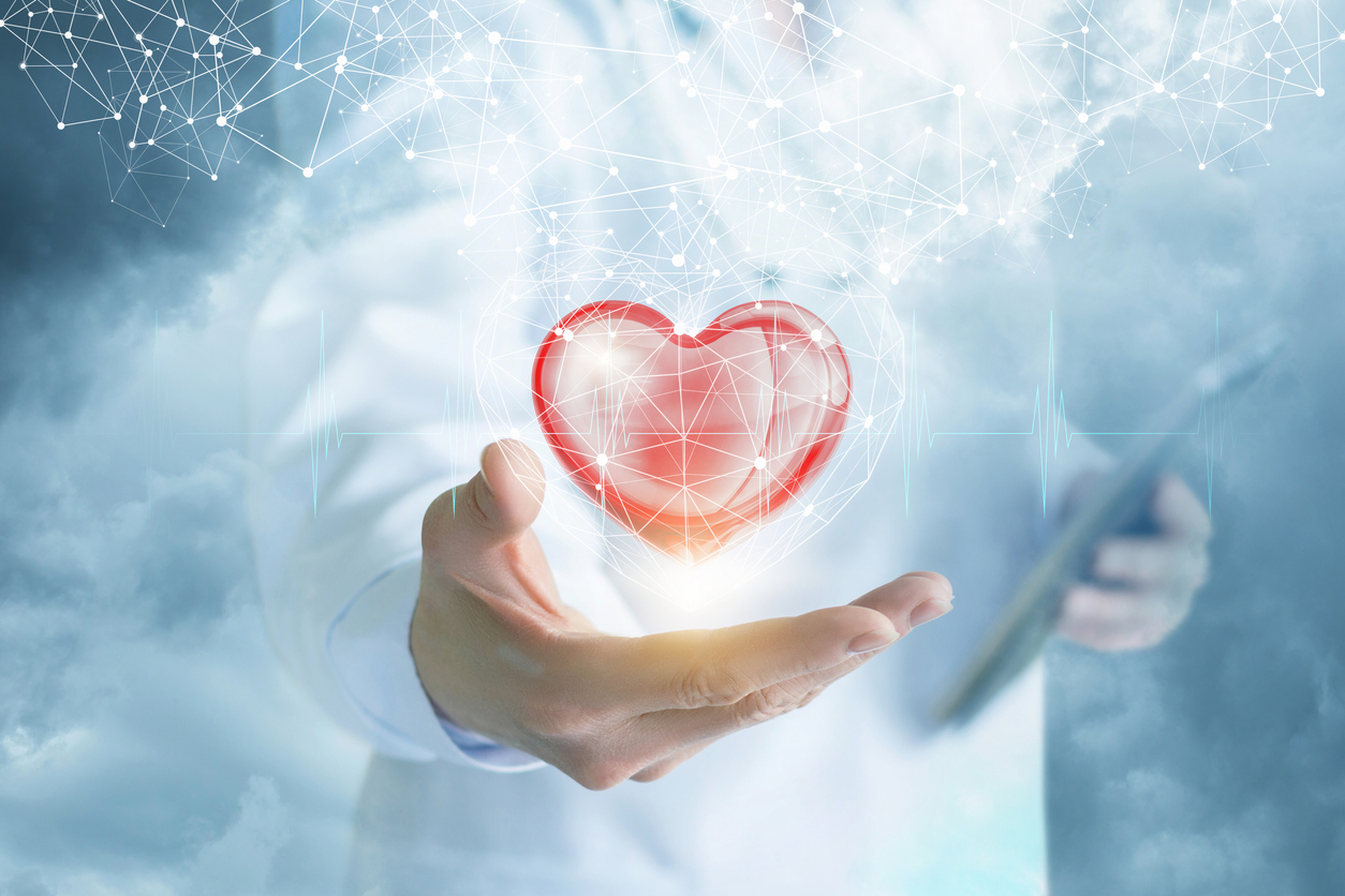 Un docteur tient l’hologramme d'un cœur.